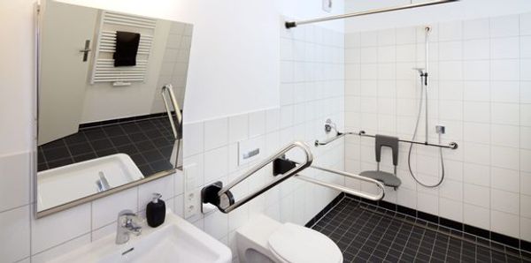 Barrierefreies Bad mit bodengleicher Dusche