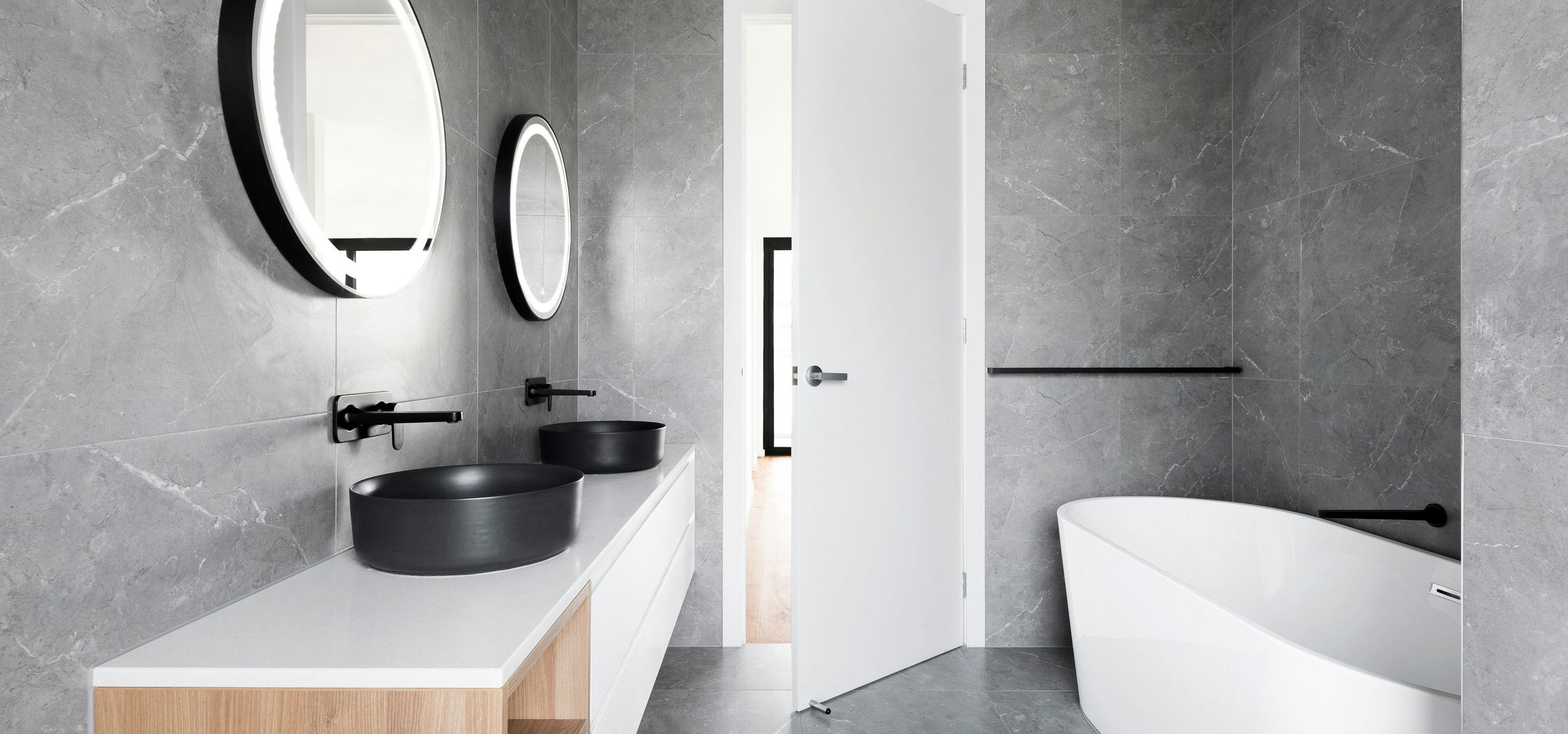 Modern gestaltetes Badezimmer